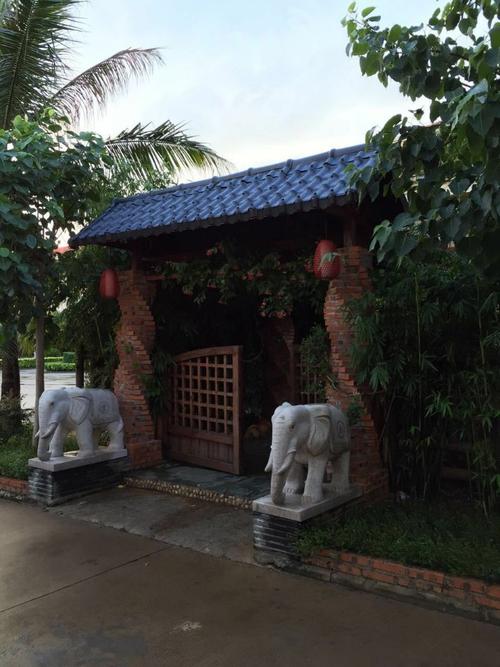 樹(shù)脂瓦價(jià)格與平改坡應(yīng)用全解析 仿古瓦.top廠(chǎng)家選購(gòu)指南